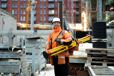 Landmåler med totalstation på trefod